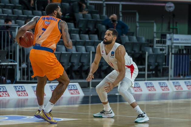 14 12 2021, Neu Ulm, Germany, ratiopharm Arena, ratiopharm ulm vs Mincidelice JL BourgenttaeuschtBresse Basketball 7 Days EuroCup, Sindarius Thornwell ratiopharm ulm and Calvin Harris Jr Mincidelice JL BourgenttaeuschtBresse in duel Photo H Langer Neu Ulm ratiopharm Arena Bayern Germany.  LANGER20211214_119 Langer-541