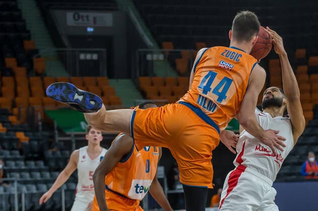 14 12 2021, Neu Ulm, Germany, ratiopharm Arena, ratiopharm ulm vs Mincidelice JL BourgenttaeuschtBresse Basketball 7 Days EuroCup, Fedor Zugic ratiopharm ulm and Calvin Harris Jr Mincidelice JL BourgenttaeuschtBresse in duel Photo H Langer Neu Ulm ratiopharm Arena Bayern Germany.  LANGER20211214_122 Langer-541