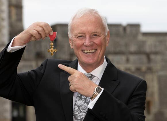 15 12 2021. Windsor , United Kingdom. Barry Hearn with his OBE after an Investiture at Windsor Castle, United Kingdom.  xStephenxLockx xixImagesx IIM-22927-0017