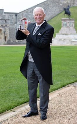 15 12 2021. Windsor , United Kingdom. Barry Hearn with his OBE after an Investiture at Windsor Castle, United Kingdom.  xStephenxLockx xixImagesx IIM-22927-0018