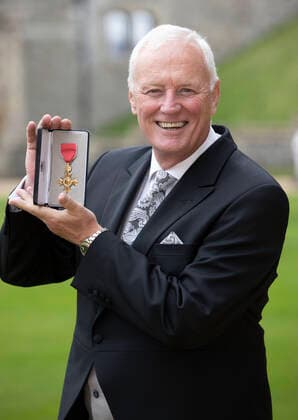 15 12 2021. Windsor , United Kingdom. Barry Hearn with his OBE after an Investiture at Windsor Castle, United Kingdom.  xStephenxLockx xixImagesx IIM-22927-0019