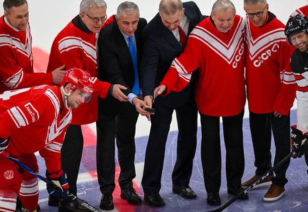 Russia Ice hockey, Eishockey Euro Tour Russia - Canada 6721878 15.12.2021 Olympic champion Alexei Kovalev, Russia s Yegor Yakovlev, Two-time Olympic champion Vyacheslav Fetisov President of the International Ice Hockey Federation (IIHF) Luk Tardif and President of the Russian Ice Hockey Federation and former Olympic Champion Vladislav Tretyak and two- time Olympic Champions Boris Mayorov and Igor Larionov attend the symbolic face-off ceremony before the Channel One Euro Hockey Tour match between Russia and Canada, in Moscow, Russia. Grigory Sysoev Sputnik Moscow Russia  Copyright: xGrigoryxSysoevx