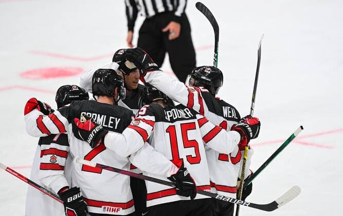 Russia Ice hockey, Eishockey Euro Tour Russia - Canada 6721919 15.12.2021 Canada s players celebrate a goal during the Channel One Euro Hockey Tour match between Russia and Canada, in Moscow, Russia. Grigory Sysoev Sputnik Moscow Russia  Copyright: xGrigoryxSysoevx