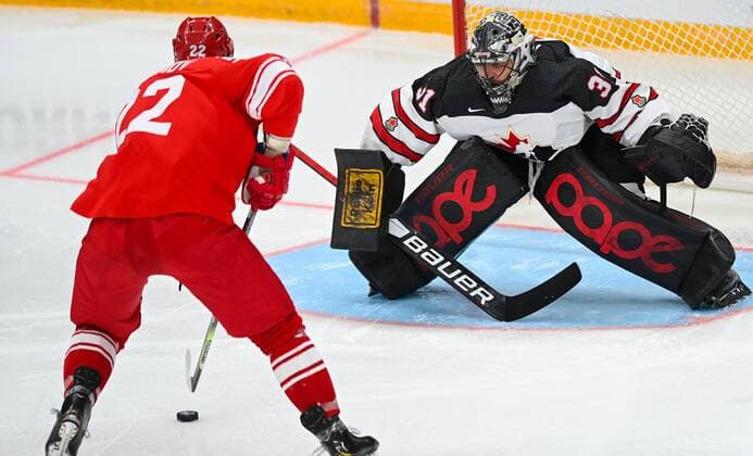 Russia Ice hockey, Eishockey Euro Tour Russia - Canada 6721996 15.12.2021 Russia s Artyom Anisimov tries to score a goal during the Channel One Euro Hockey Tour match between Russia and Canada, in Moscow, Russia. Grigory Sysoev Sputnik Moscow Russia  Copyright: xGrigoryxSysoevx