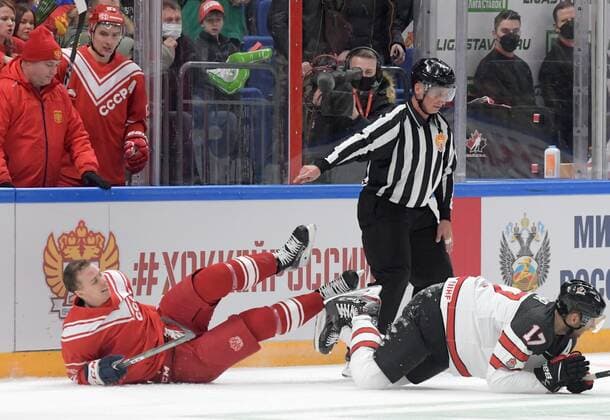 Russia Ice hockey, Eishockey Euro Tour Russia - Canada 6722004 15.12.2021 Players of both teams fall during the Channel One Euro Hockey Tour match between Russia and Canada, in Moscow, Russia. Sergey Guneev Sputnik Moscow Russia  Copyright: xSergeyxGuneevx
