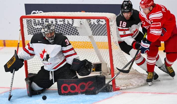 Russia Ice hockey, Eishockey Euro Tour Russia - Canada 6722009 15.12.2021 Canada s goaltender Justin Pogge, Canada s Corban Knight and Russia s Sergei Plotnikov struggle for the puck during the Channel One Euro Hockey Tour match between Russia and Canada, in Moscow, Russia. Grigory Sysoev Sputnik Moscow Russia  Copyright: xGrigoryxSysoevx