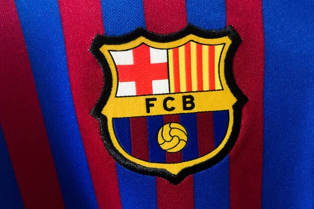 Football Logos FC Barcelona, Barca logo is seen on a football jersey in a store in Krakow, Poland on December 15, 2021 Krakow Poland  Copyright: xJakubxPorzyckix originalFilename:porzycki-football211215_np4mk.jpg