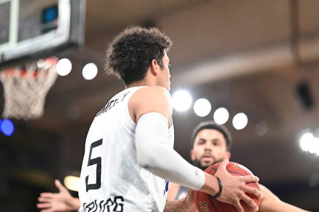 Basketball I Mens I 2021 2022 season I EuroCup I Matchday 7 I Hamburg Towers Lokomotiv Kuban Krasnodar I 15 12 2021 Caleb Homesley 5, Hamburg Towers on the ball Hamburg Wilhelmsburg edel optics de Arena Hamburg Germany. Copyright: xLobeca Schlikisx