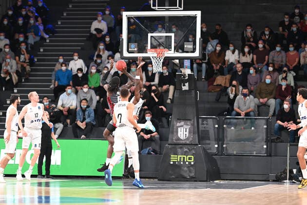 Basketball I Mens I 2021 2022 Season I EuroCup I Matchday 7 I Hamburg Towers Lokomotiv Kuban Krasnodar I 15 12 2021 Throw by Johnathan Motley 6, Lokomotive Kuban Krasnodar , which Eddy Edigin 17, Hamburg Towers cannot prevent Hamburg Wilhelmsburg edel optics de Arena Hamburg Germany Copyright: xLobeca Schlikisx