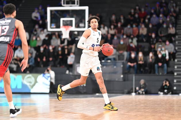 Basketball I Mens I 2021 2022 season I EuroCup I Matchday 7 I Hamburg Towers Lokomotiv Kuban Krasnodar I 15 12 2021 Caleb Homesley 5, Hamburg Towers on the ball Hamburg Wilhelmsburg edel optics de Arena Hamburg Germany. Copyright: xLobeca Schlikisx