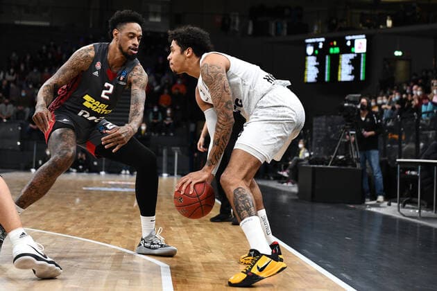 Basketball I Mens I 2021 2022 Season I Eurocup I Matchday 7 I Hamburg Towers LOKOMOTIV KUBAN KRASNODAR I 15 12 2021 Caleb Homesley 5, Shooting Guard, Hamburg Towers outscores GREG WHITTINGTON 2, Forward, LOKOMOTIV KUBAN KRASNODAR Hamburg edel optics de Arena Hamburg Germany Copyright: xLobeca Hannigx