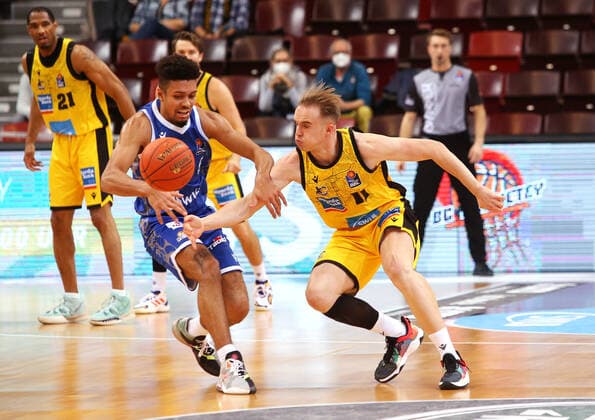 Ludwigsburg , Basketball easycredit BBL Bundesliga , MHP Riesen Ludwigsburg vs Frankfurt Skyliners , v l Len Schoormann Frankfurt , Lukas Herzog Ludwigsburg