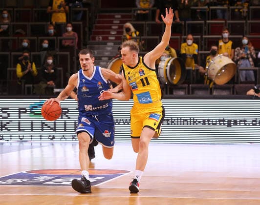 Ludwigsburg , Basketball easycredit BBL Bundesliga , MHP Riesen Ludwigsburg vs Frankfurt Skyliners , Lukas Wamk Frankfurt , Lukas Herzog Ludwigsburg
