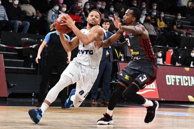 Basketball I Mens I 2021 2022 Season I Eurocup I Matchday 7 I Hamburg Towers LOKOMOTIV KUBAN KRASNODAR I 15 12 2021 Jaylon Brown 0, point guard, Hamburg Towers one-on-one with ERRICK MCCOLLUM 3, guard, LOKOMOTIV KUBAN KRASNODAR Hamburg edel optics de Arena Hamburg Germany Copyright: xLobeca Hannigx