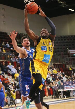 Ludwigsburg , Basketball easycredit BBL Bundesliga , MHP Riesen Ludwigsburg vs Frankfurt Skyliners , v l Brooks Debisschop Frnkfurt , Yorman Polas Bartolo Ludwigsburg
