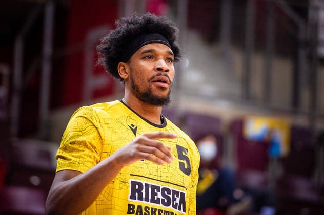 Justin Simon MHP RIESEN Ludwigsburg 5 Aufwaermen Before the BBL match MHP Riesen Ludwigsburg FRAPORT SKYLINERS Frankfurt on 15 12 2021 in Ludwigsburg MHPArena Germany Ludwigsburg 15 12 21 Basketball , 15 12 2021, Ludwigsburg Germany xpxsdx