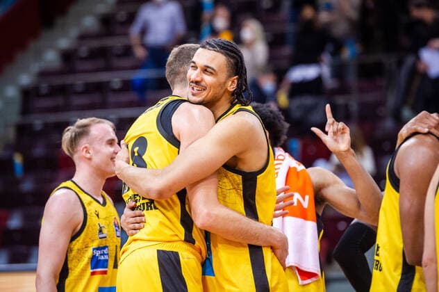 Jonathan Baehre MHP RIESEN Ludwigsburg 7 and James Woodard MHP RIESEN Ludwigsburg 8 hugging joy during the BBL match MHP Riesen Ludwigsburg FRAPORT SKYLINERS Frankfurt on 15 12 2021 in Ludwigsburg MHPArena Germany Ludwigsburg 15 12 21 Basketball , 15 12 2021, Ludwigsburg Germany xpxsdx