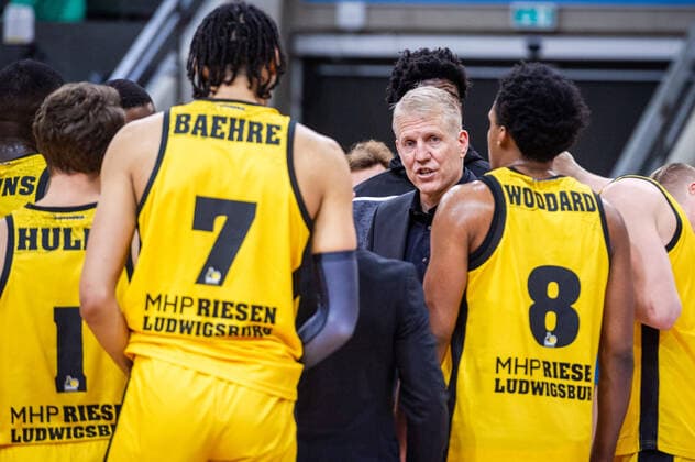 John Patrick Headcoach MHP RIESEN Ludwigsburg with team at the BBL match MHP Riesen Ludwigsburg FRAPORT SKYLINERS Frankfurt on 15 12 2021 in Ludwigsburg MHPArena Germany Ludwigsburg 15 12 21 Basketball , 15 12 2021, Ludwigsburg Germany xpxsdx