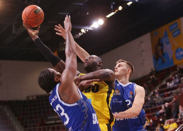 Ludwigsburg , Basketball easycredit BBL Bundesliga , MHP Riesen Ludwigsburg vs Frankfurt Skyliners , v l Quantez Robertson Frankfurt , Rawle Alkins Ludwigsburg , Brooks Debisschop Frankfurt