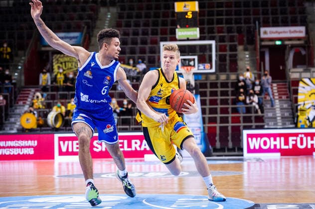 Johannes Patrick MHP RIESEN Ludwigsburg 6 Len Adam Schoormann Fraport Skyliners 6 during the BBL match MHP Riesen Ludwigsburg FRAPORT SKYLINERS Frankfurt on 15 12 2021 in Ludwigsburg MHPArena Germany Ludwigsburg 15 12 21 Basketball , 15 12 2021, Ludwigsburg Germany xpxsdx