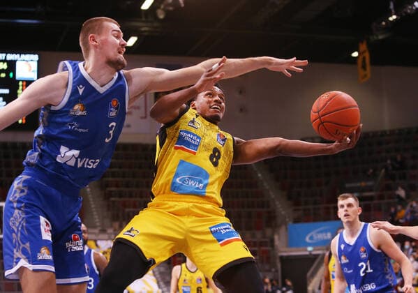 Ludwigsburg , Basketball easycredit BBL Bundesliga , MHP Riesen Ludwigsburg vs Frankfurt Skyliners ,v l Matt Haarms Frankfurt , James Woodard Ludwigsburg
