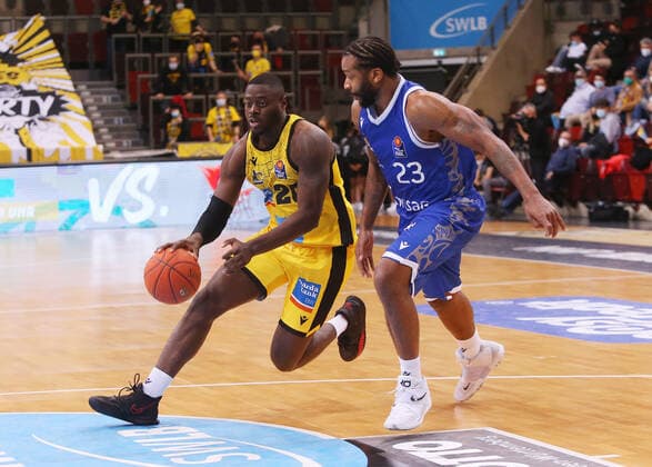 Ludwigsburg , Basketball easycredit BBL Bundesliga , MHP Riesen Ludwigsburg vs Frankfurt Skyliners , v l Rawle Alkins Ludwigsburg , Quantez Robertson Frankfurt