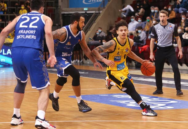 Ludwigsburg , Basketball easycredit BBL Bundesliga , MHP Riesen Ludwigsburg vs Frankfurt Skyliners , back v l Rasheed Moore Frankfurt , Jonah Radebaugh Ludwigsburg