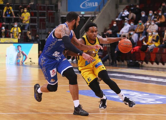 Ludwigsburg , Basketball easycredit BBL Bundesliga , MHP Riesen Ludwigsburg vs Frankfurt Skyliners, v l Rasheed Moore Frankfurt , James Woodard Ludwigsburg