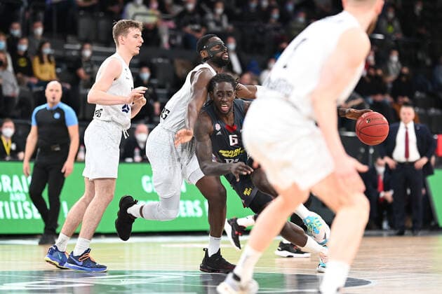 Basketball I Mens I 2021 2022 season I EuroCup I Matchday 7 I Hamburg Towers Lokomotiv Kuban Krasnodar I 15 12 2021 Zach Brown 1, Hamburg Towers want Johnathan Motley 6, Lokomotiv Kuban Krasnodar not let pass Hamburg Wilhelmsburg edel optics de Arena Hamburg Germany. Copyright: xLobeca Schlikisx