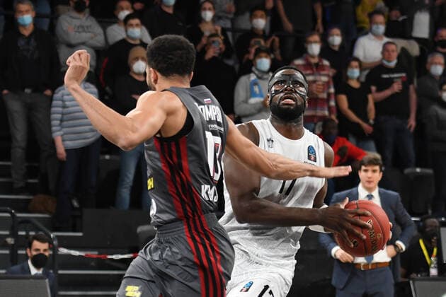 Basketball I Mens I 2021 2022 Season I Eurocup I Matchday 7 I Hamburg Towers LOKOMOTIV KUBAN KRASNODAR I 15 12 2021 Eddy Edigin 17, Center, Hamburg Towers is interfered with by DARIUS THOMPSON 13, Guard, LOKOMOTIV KUBAN KRASNODAR Hamburg edel optics de Arena Hamburg Germany. Copyright: xLobeca Hannigx