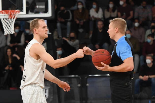 Basketball I Mens I 2021 2022 Season I Eurocup I Matchday 7 I Hamburg Towers LOKOMOTIV KUBAN KRASNODAR I 15 12 2021 Robin Christen 8, Small Forward, Hamburg Towers with referee Hamburg edel optics de Arena Hamburg Germany. Copyright: xLobeca Hannigx