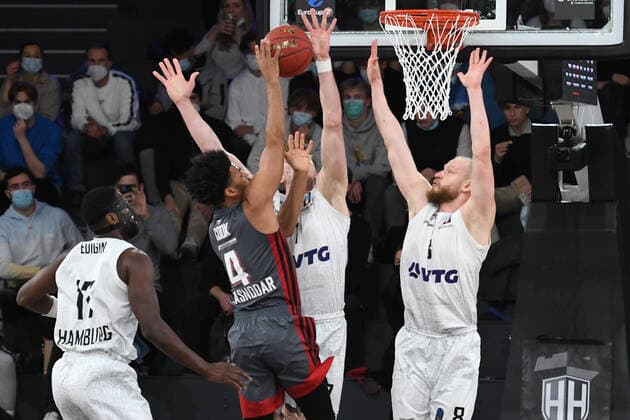 Basketball I Mens I 2021 2022 Season I Eurocup I Matchday 7 I Hamburg Towers LOKOMOTIV KUBAN KRASNODAR I 15 12 2021 QUINN COOK 4, Guard, LOKOMOTIV KUBAN KRASNODAR under the basket Robin Christen 8, Small Forward, Hamburg Towers blocks Hamburg edel optics de Arena Hamburg Germany Copyright: xLobeca Hannigx
