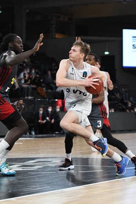 Basketball I Men I 2021 2022 Season I Eurocup I 7 Matchday I Hamburg Towers LOKOMOTIV KUBAN KRASNODAR I 15 12 2021 Justus Hollatz 21, Point Guard, Hamburg Towers arrives JOHNATHAN MOTLEY 6, Center, LOKOMOTIV KUBAN KRASNODAR past Hamburg edel optics de Arena Hamburg Germany Copyright: xLobeca Hannigx
