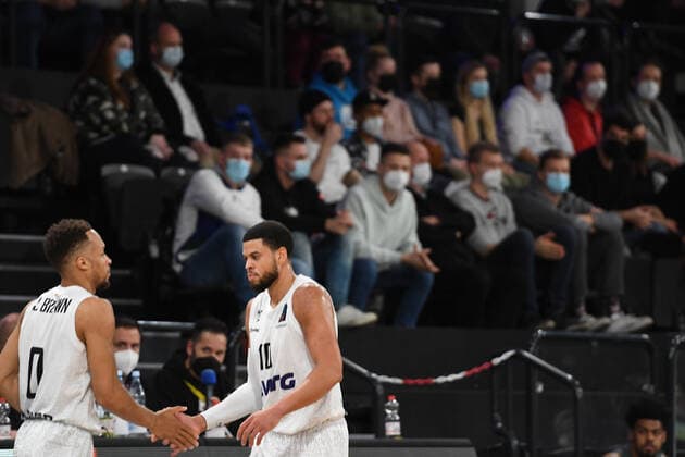 Basketball I Mens I 2021 2022 Season I Eurocup I Matchday 7 I Hamburg Towers LOKOMOTIV KUBAN KRASNODAR I 15 12 2021 high-five at substitution Jaylon Brown 0, point guard, Hamburg Towers and Ray McCallum 10, point guard, Hamburg Towers Hamburg edel optics de Arena Hamburg Germany. Copyright: xLobeca Hannigx