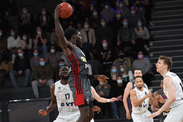 Basketball I Mens I 2021 2022 Season I Eurocup I Matchday 7 I Hamburg Towers LOKOMOTIV KUBAN KRASNODAR I 15 12 2021 JOHNATHAN MOTLEY 6, center, LOKOMOTIV KUBAN KRASNODAR rises high Eddy Edigin 17, center, Hamburg Towers and Justus Hollatz 21, point guard, Hamburg Towers look to Hamburg edel optics de Arena Hamburg Germany Copyright: xLobeca Hannigx