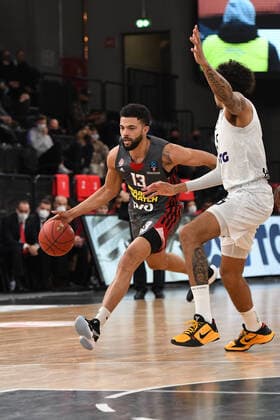 Basketball I Men I 2021 2022 season I Eurocup I 7 matchday I Hamburg Towers LOKOMOTIV KUBAN KRASNODAR I 15 12 2021 DARIUS THOMPSON 13, Guard, LOKOMOTIV KUBAN KRASNODAR passes Hamburg edel optics de Arena Hamburg Germany Copyright: xLobeca Hannigx