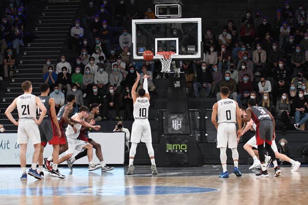 Basketball I Mens I 2021 2022 Season I Eurocup I Matchday 7 I Hamburg Towers LOKOMOTIV KUBAN KRASNODAR I 15 12 2021 Free Throw Ray McCallum 10, Point Guard, Hamburg Towers Hamburg edel optics de Arena Hamburg Germany. Copyright: xLobeca Hannigx