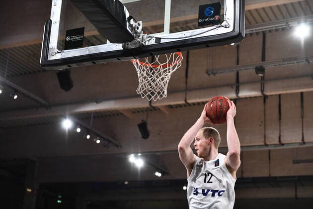 Basketball I Mens I 2021 2022 Season I Eurocup I Matchday 7 I Hamburg Towers LOKOMOTIV KUBAN KRASNODAR I 15 12 2021 Seth Hinrichs 12, Power Forward, Hamburg Towers prevents rebound Hamburg edel optics de Arena Hamburg Germany. Copyright: xLobeca Hannigx