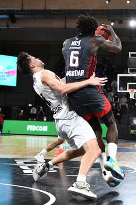 Basketball I Mens I 2021 2022 Season I Eurocup I Matchday 7 I Hamburg Towers LOKOMOTIV KUBAN KRASNODAR I 15 12 2021 JOHNATHAN MOTLEY 6, center, LOKOMOTIV KUBAN KRASNODAR checks Maik Kotsar 11, center, Hamburg Towers to the ground Hamburg edel optics de Arena Hamburg Germany Copyright: xLobeca Hannigx