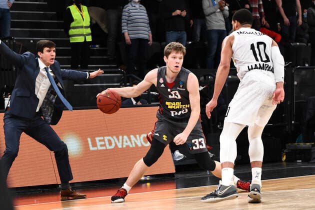 Basketball I Mens I 2021 2022 Season I Eurocup I Matchday 7 I Hamburg Towers LOKOMOTIV KUBAN KRASNODAR I 15 12 2021 Pedro Calles Head Coach, Hamburg Towers plays with ZAKHAR VEDISHCHEV 33, Guard, LOKOMOTIV KUBAN KRASNODAR and Ray McCallum 10, Point Guard, Hamburg Towers in duel Hamburg edel optics de Arena Hamburg Germany. Copyright: xLobeca Hannigx
