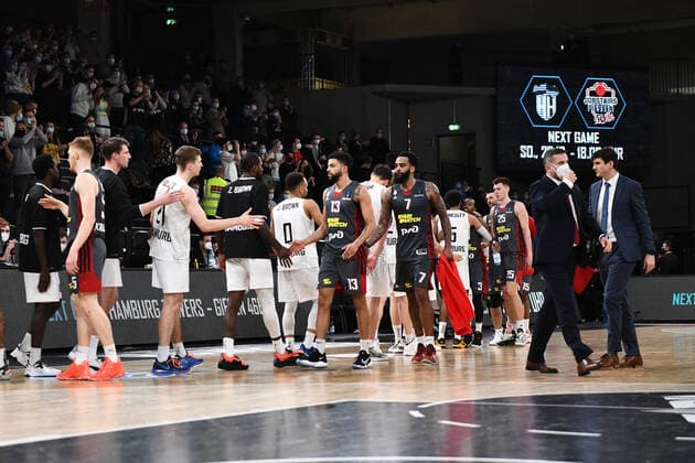 Basketball I Mens I 2021 2022 Season I Eurocup I 7 Matchday I Hamburg Towers LOKOMOTIV KUBAN KRASNODAR I 15 12 2021 high-five Hamburg Towers and LOKOMOTIV KUBAN KRASNODAR Hamburg edel optics de Arena Hamburg Germany Copyright: xLobeca Hannigx