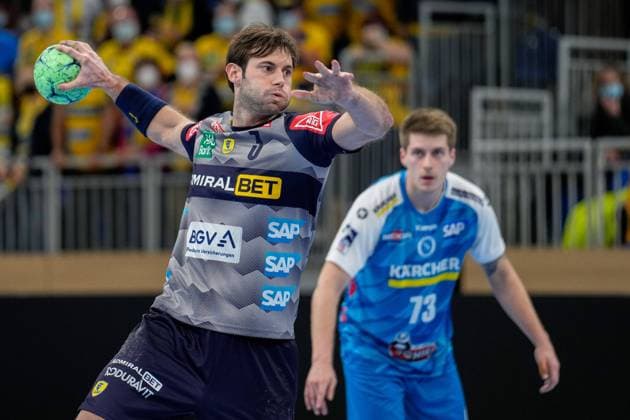 Sport Themen der Woche KW50 Sport Bilder des Tages Uwe Gensheimer (RNL, 3), am Ball, Einzelbild, Aktion, Action, 15.12.2021, Heidelberg (Deutschland), Handball, DHB-Pokal, Rhein-Neckar Löwen - TVB Stuttgart *** Uwe Gensheimer RNL, 3 , on the ball, frame, action, action, 15 12 2021, Heidelberg Germany , handball, DHB Pokal, Rhein Neckar Löwen TVB Stuttgart xozx