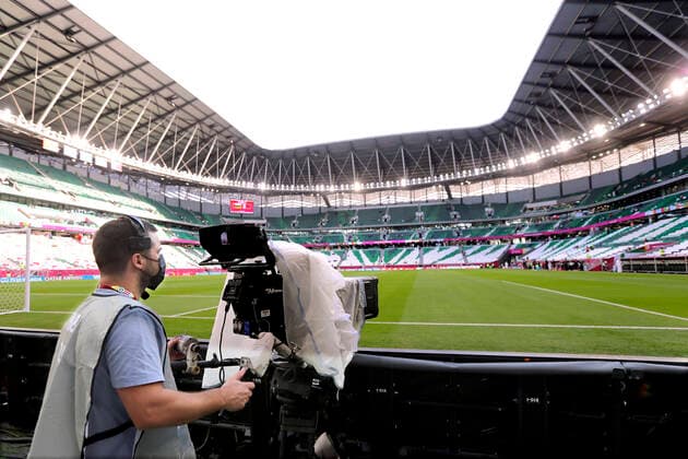 FIFA Fußball WM 2022, Education City Stadium TV Medien im Education Stadion FIFA Arab Cup 2021 in Qatar Spiel Oman - Katar 1 : 2 im Education Stadion am 03.12.2021 in Ar Rayyan in Katar *** TV Media at Education Stadium FIFA Arab Cup 2021 in Qatar Match Oman Qatar 1 2 at Education Stadium on 03 12 2021 at Ar Rayyan in Qatar
