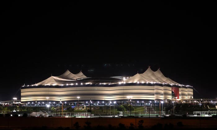 AL BAYT Stadion mit Nomaden Zelt im Vordergrund FIFA Arab Cup 2021 in Qatar Eroeffnungsstadion AL Bayt Spiel Katar - Iraq 3 : 0 am 06.12.2021 in Al Chaur in Katar *** AL BAYT Stadium with Nomad Tent in foreground FIFA Arab Cup 2021 in Qatar Opening Stadium AL Bayt Match Qatar Iraq 3 0 on 06 12 2021 at Al Chaur in Qatar