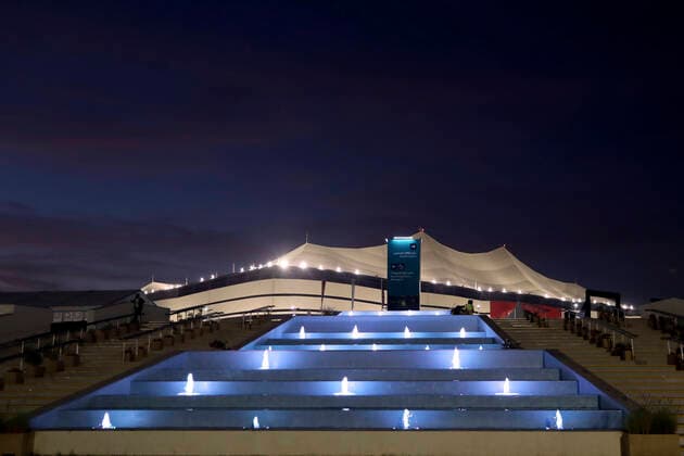 AL BAYT Stadion mit Nomaden Zelt im Vordergrund FIFA Arab Cup 2021 in Qatar Eroeffnungsstadion AL Bayt Spiel Katar - Iraq 3 : 0 am 06.12.2021 in Al Chaur in Katar *** AL BAYT Stadium with Nomad Tent in foreground FIFA Arab Cup 2021 in Qatar Opening Stadium AL Bayt Match Qatar Iraq 3 0 on 06 12 2021 at Al Chaur in Qatar