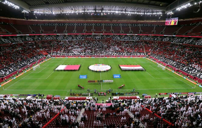 Team Katar im AL BAYT Stadion mit Fussball Fans FIFA Arab Cup 2021 in Qatar Eroeffnungsstadion AL Bayt Spiel Katar - Iraq 3 : 0 am 06.12.2021 in Al Chaur in Katar *** Team Qatar at AL BAYT Stadium with football fans FIFA Arab Cup 2021 in Qatar Opening Stadium AL Bayt Match Qatar Iraq 3 0 on 06 12 2021 at Al Chaur in Qatar