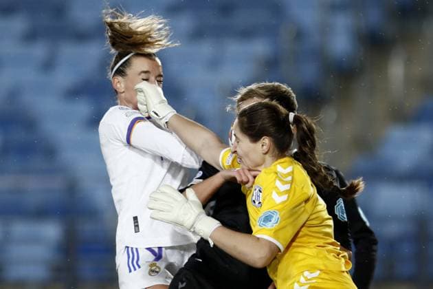 Sport Themen der Woche KW50 Sport Bilder des Tages Maria Svidunovich (31, Kharkiv) tackles Kosovare Asllani (9, Real Madrid) during the UEFA Women?s Champions League group stage match Real Madrid and WFC Kharkiv at Estadio Alfredo di Stefano in Madrid, Spain Alberto Saenz Molina SPP Real Madrid - Kharkiv - PSG - UEFA Women?s Champions League - Estadio Alfredo Di Stefano 