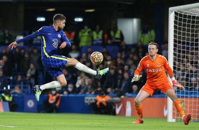 Bilder des Jahres 2021, Sport 12 Dezember Sport Themen der Woche KW50 Sport Bilder des Tages Mandatory Credit: Photo by Michael Zemanek Shutterstock (12647005h) Jorginho of Chelsea has a shot Chelsea v Everton, Premier League, Football, Stamford Bridge, London, UK - 16 Dec 2021 EDITORIAL USE ONLY No use with unauthorised audio, video, data, fixture lists, club league logos or live services. Online in-match use limited to 120 images, no video emulation. No use in betting, games or single club league player publications. Chelsea v Everton, Premier League, Football, Stamford Bridge, London, UK - 16 Dec 2021 EDITORIAL USE ONLY No use with unauthorised audio, video, data, fixture lists, club league logos or live services. Online in-match use limited to 120 images, no video emulation. No use in betting, games or single club league player publications.  Copyright: xMichaelxZemanek Shutterstockx 12647005h