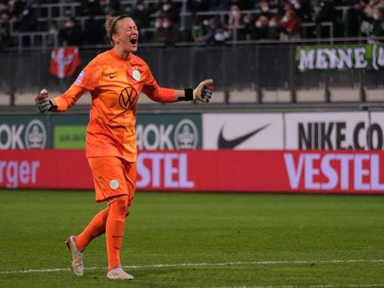 AOK Stadion, Wolfsburg, Germany Almuth Schult (1 VfL Wolfsburg) celebrates her teams second goal during the match in the Uefa Womens Champions League group stage between VFL Wolfsburg and Fc Chelsea at AOK Stadion in Wolfsburg Tatjana Herzberg SPP VFL Wolfsburg v Fc Chelsea, UEFA Womens Champions League, AOK Stadion 