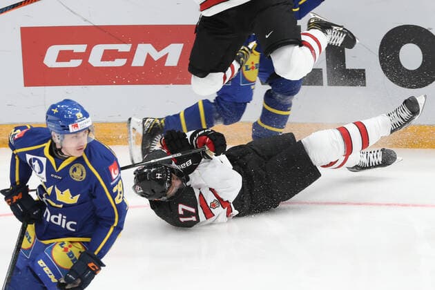 MOSCOW, RUSSIA â€“ DECEMBER 17, 2021: Swedenâ€™s Pontus Holmberg (L) and Canadaâ€™s Eric Fehr in their national teamsâ€™ 2021 Channel One Cup Ice hockey, Eishockey match at CSKA Arena as part of the 2021 22 Euro Hockey Tour. Valery Sharifulin TASS  TS11C29B